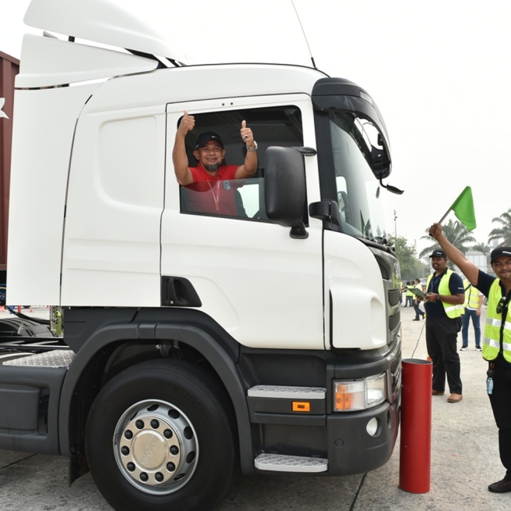 Scania From L to R Marie Sjodin Enstrom, Managing Director of Scania SEA 1st runner-up Mohamad Farli Mohd Amin of Sani United, Champion Saiful Nizam Abd Aziz of Bank Simpanan Nasional, 2nd runner-up Mohd Ridzuan A