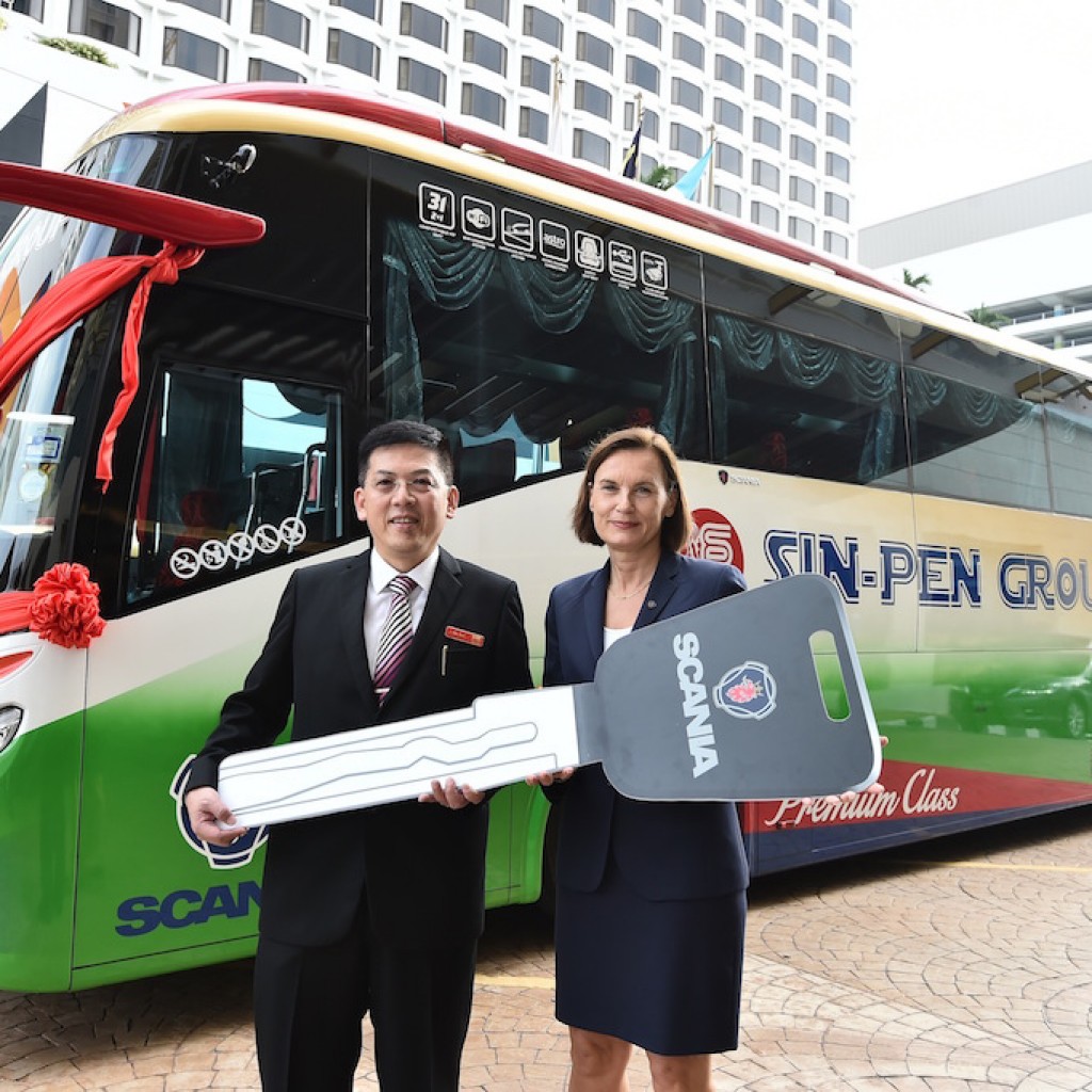 1_Scania Southeast Asia MD handing over the Scania buses to Sin-Pen Executive Director