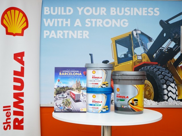 The new Rimula Light Duty Range (L & R) flanking the flagship Shell Rimula R6 LM heavy duty diesel engine oil