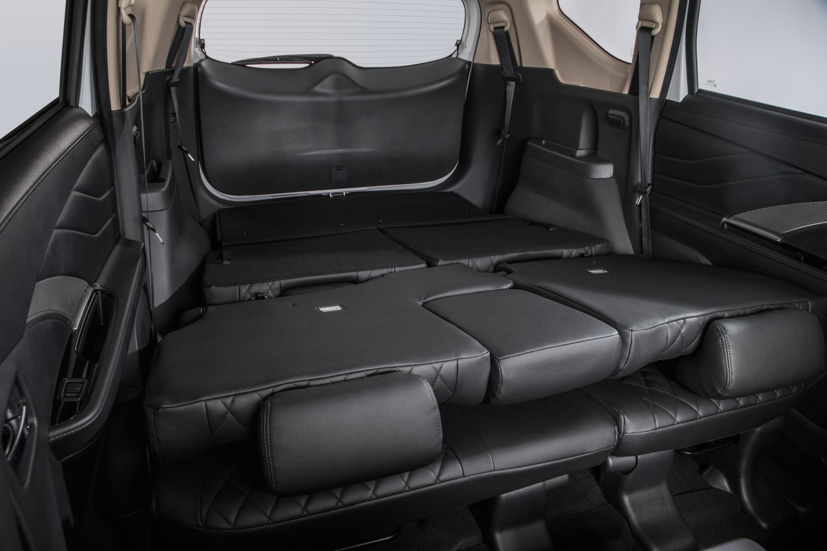 mitsubishi xpander rear seats